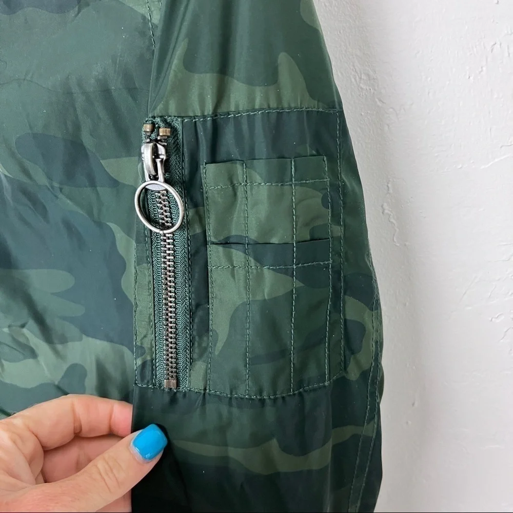 Garage women's camo bomber jacket small